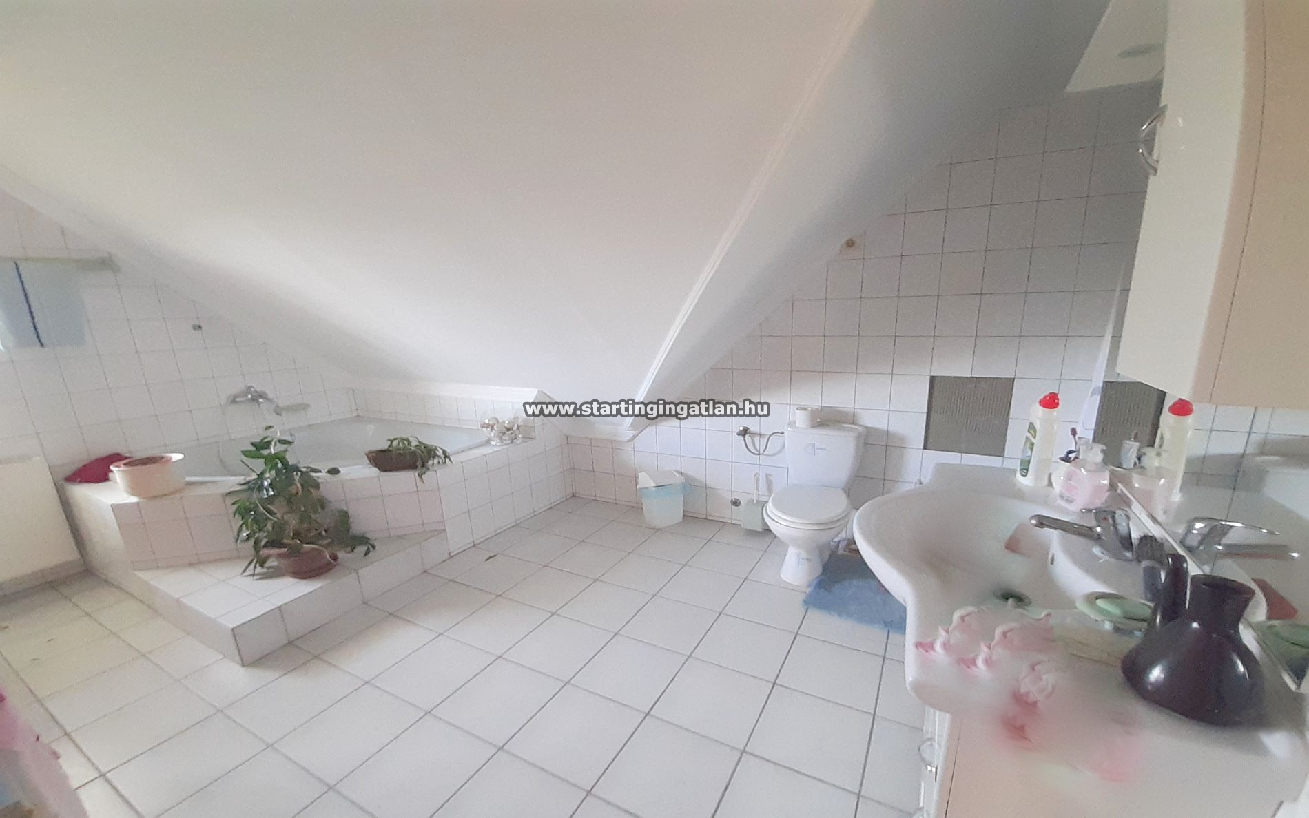 aaaaaaEladó Ikerház Budapest XVIII. kerület