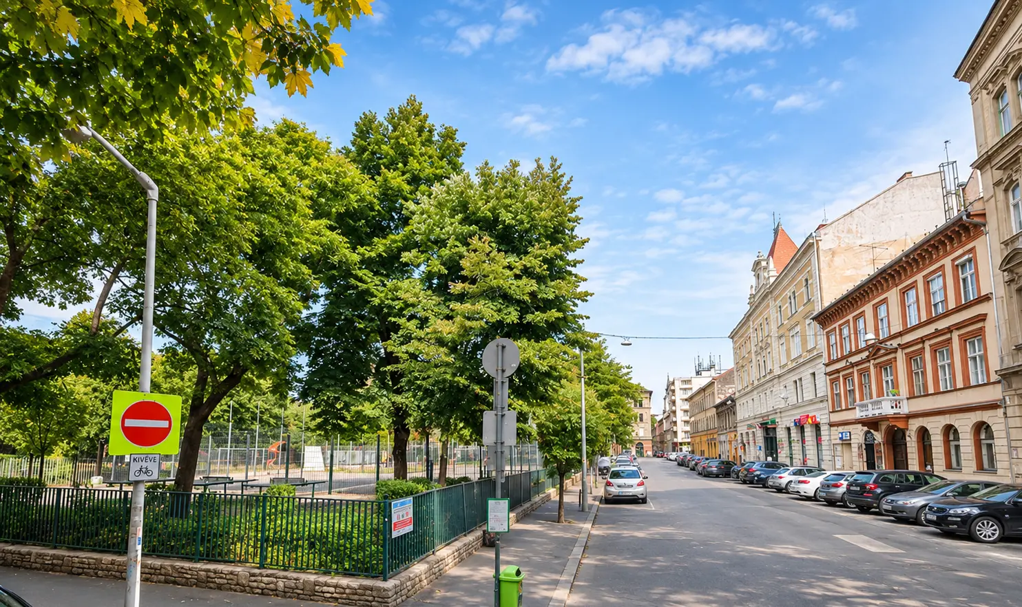 Klauzál tér parkja és környező társasházai Erzsébetvárosban, Budapest VII. kerületében