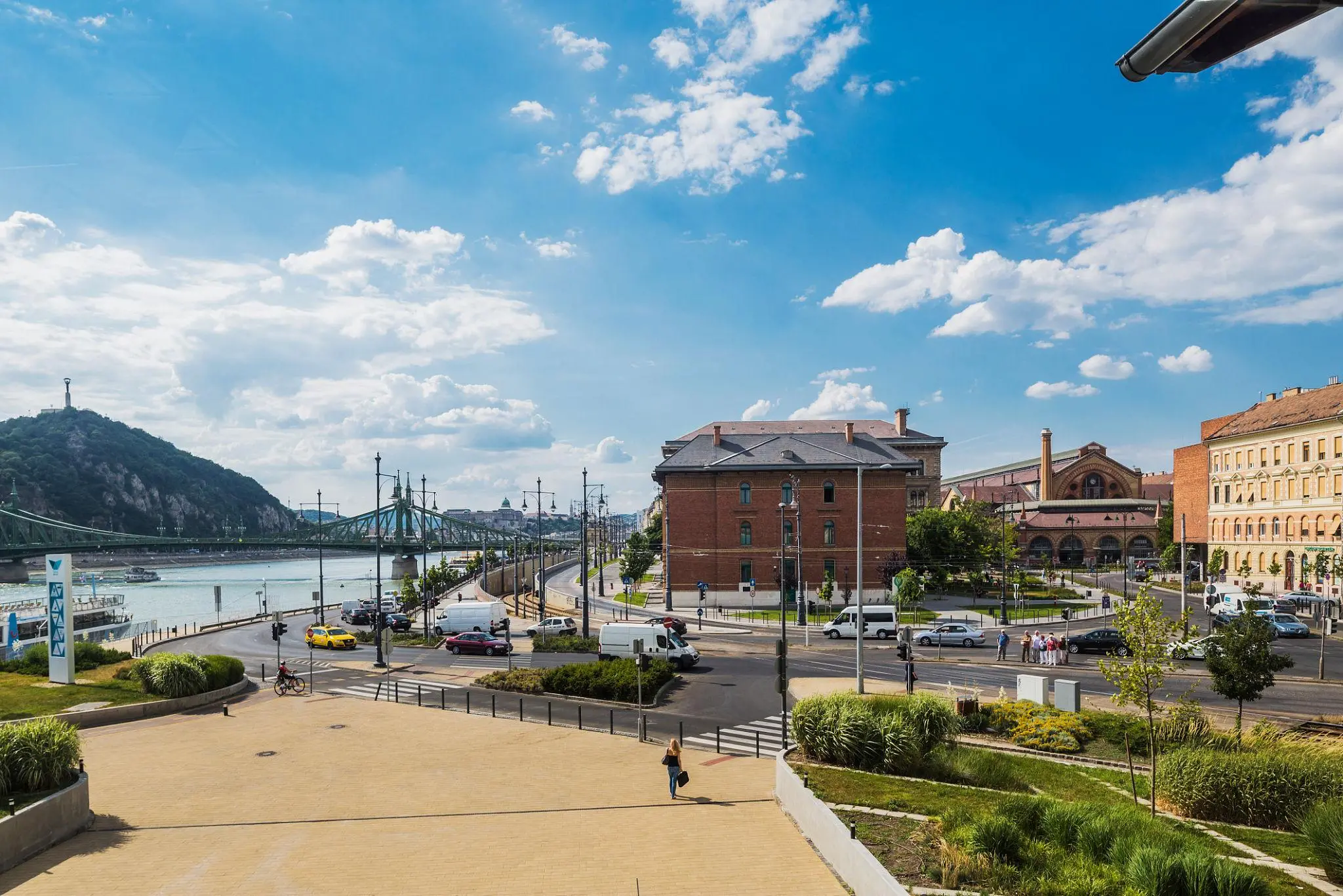 Fővám tér és a Központi Vásárcsarnok Budapest IX. kerületében, a Duna-part közelében